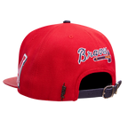 MLB ATLANTA BRAVES OLD ENGLISH CASQUETTE STRAPBACK EN CUIR À SIX PANNEAUX POUR UNISEXE (ROUGE)