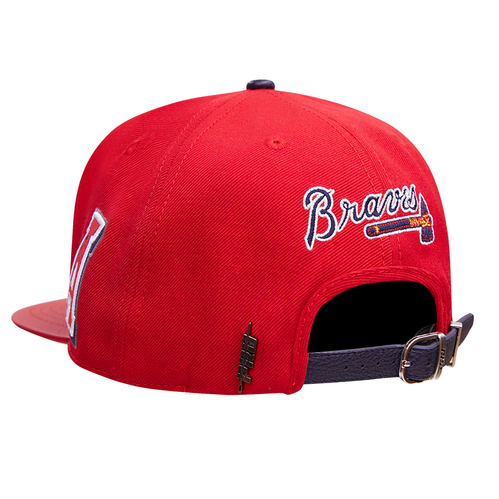 MLB ATLANTA BRAVES OLD ENGLISH CASQUETTE STRAPBACK EN CUIR À SIX PANNEAUX POUR UNISEXE (ROUGE)
