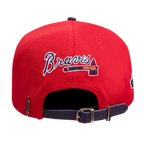 MLB ATLANTA BRAVES OLD ENGLISH CASQUETTE STRAPBACK EN CUIR À SIX PANNEAUX POUR UNISEXE (ROUGE)