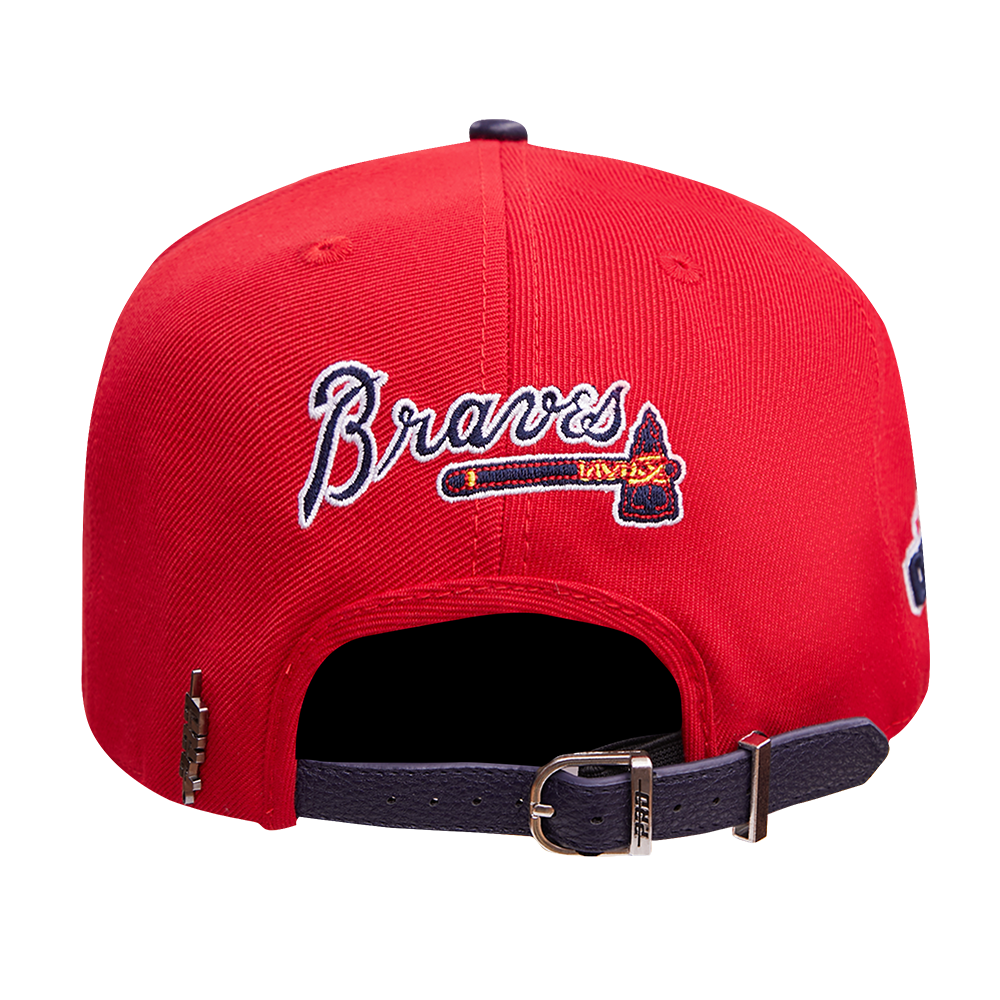 MLB ATLANTA BRAVES OLD ENGLISH CASQUETTE STRAPBACK EN CUIR À SIX PANNEAUX POUR UNISEXE (ROUGE)