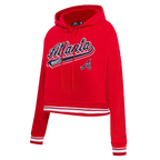 MLB ATLANTA BRAVES SCRIPT TAIL WOMEN'S RIB FLEECE CROPPED PULLOVER HOODIE (RED)
