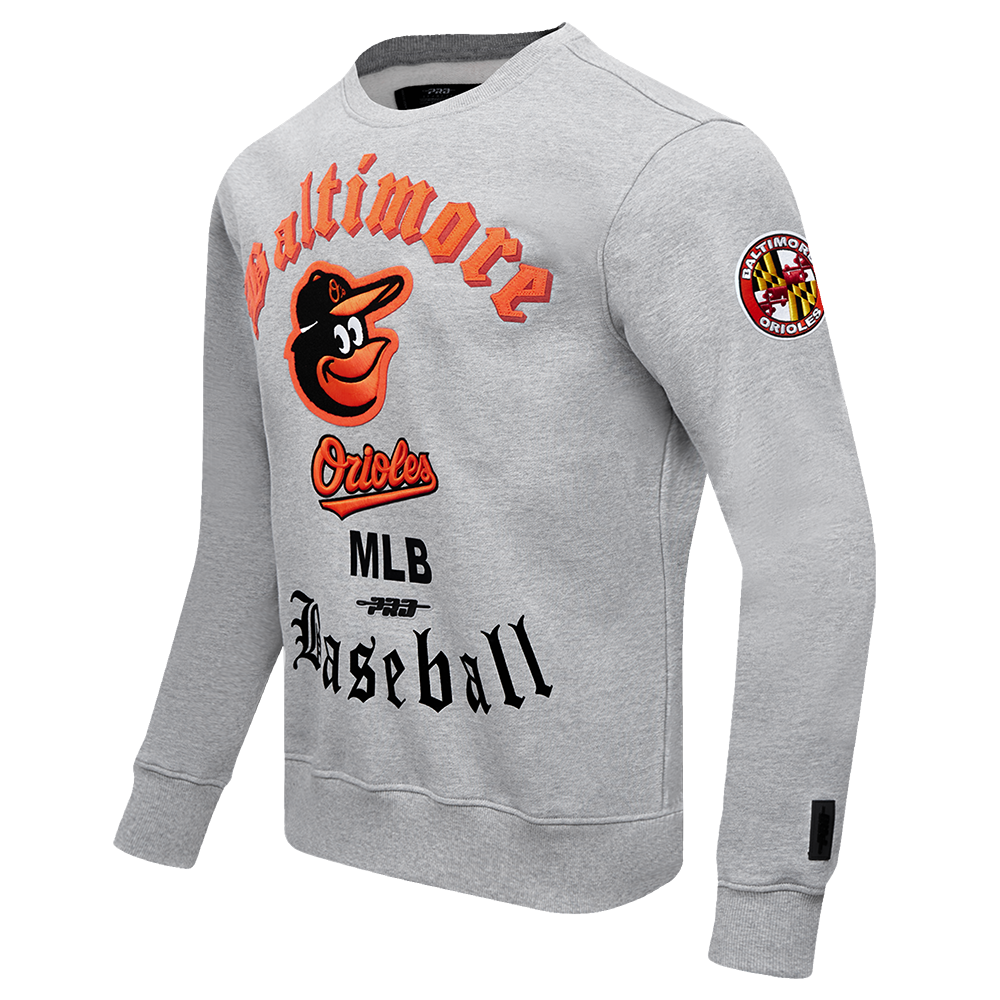 MLB BALTIMORE ORIOLES OLD ENGLISH MEN'S FLC CREWNECK (HEATHER GREY)