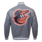 MLB BALTIMORE ORIOLES SCRIPT TAIL BLOUSON EN SATIN POUR HOMME (GRIS)