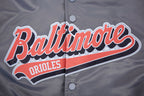 MLB BALTIMORE ORIOLES SCRIPT TAIL BLOUSON EN SATIN POUR HOMME (GRIS)