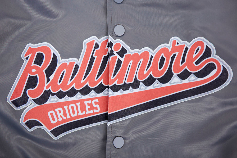MLB BALTIMORE ORIOLES SCRIPT TAIL BLOUSON EN SATIN POUR HOMME (GRIS)