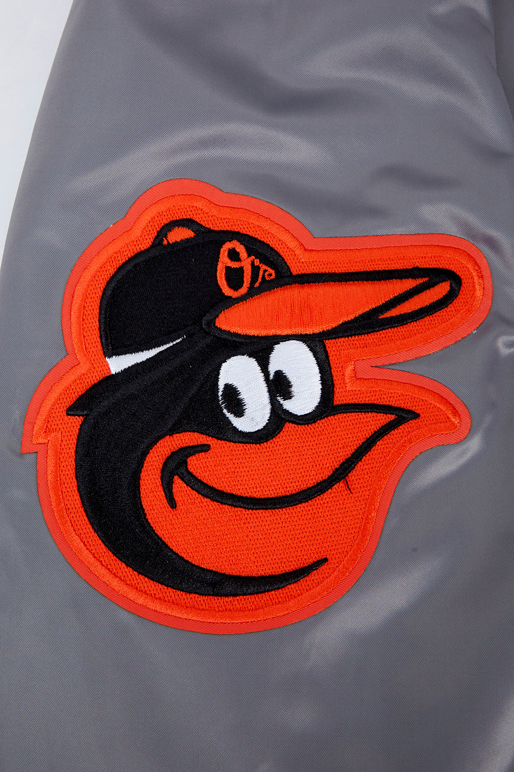 MLB BALTIMORE ORIOLES SCRIPT TAIL BLOUSON EN SATIN POUR HOMME (GRIS)