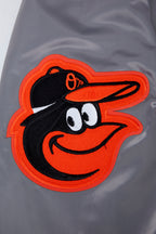 MLB BALTIMORE ORIOLES SCRIPT TAIL BLOUSON EN SATIN POUR HOMME (GRIS)