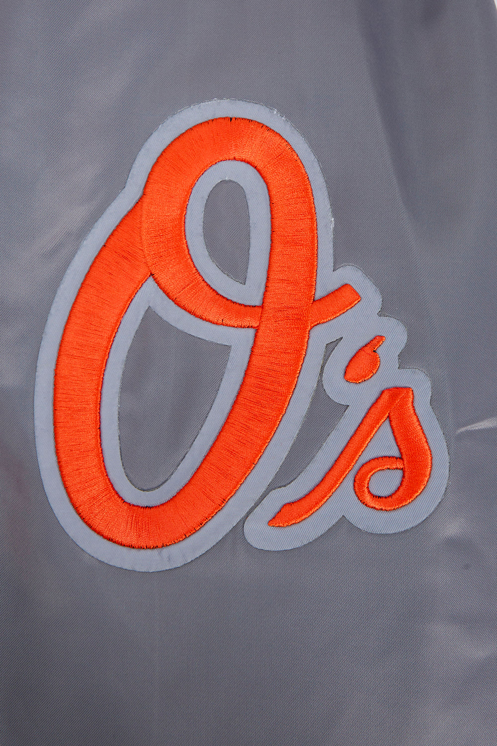 MLB BALTIMORE ORIOLES SCRIPT TAIL BLOUSON EN SATIN POUR HOMME (GRIS)