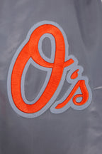 MLB BALTIMORE ORIOLES SCRIPT TAIL BLOUSON EN SATIN POUR HOMME (GRIS)