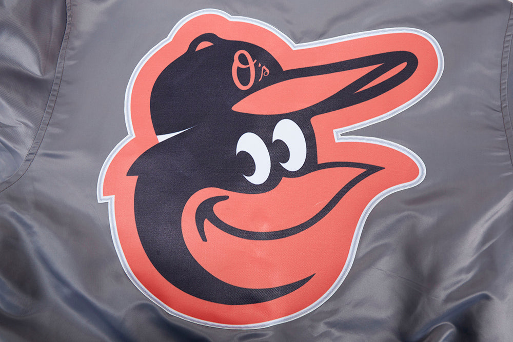 MLB BALTIMORE ORIOLES SCRIPT TAIL BLOUSON EN SATIN POUR HOMME (GRIS)
