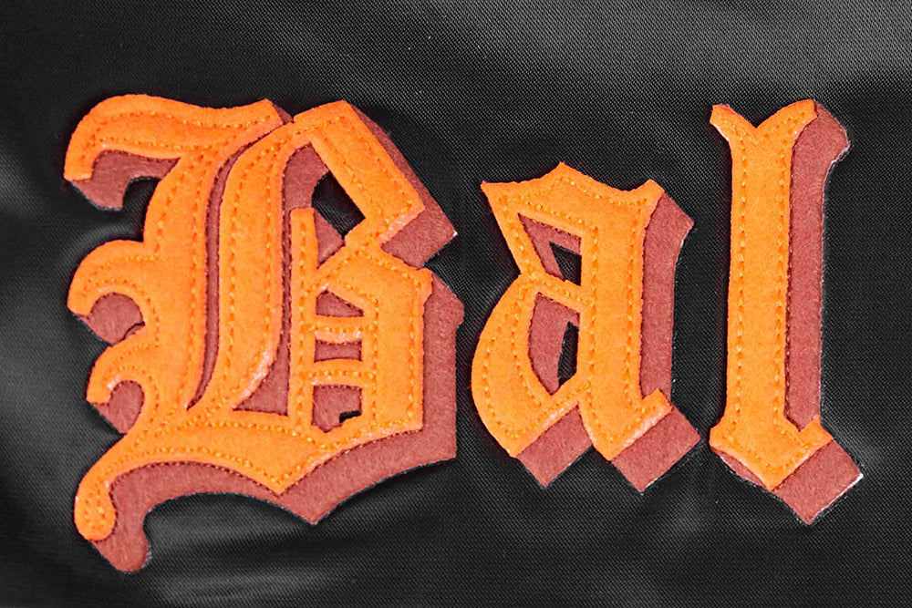 MLB BALTIMORE ORIOLES OLD ENGLISH BLOUSON EN SATIN À BORDS CÔTELÉS POUR HOMME (NOIR/ORANGE)