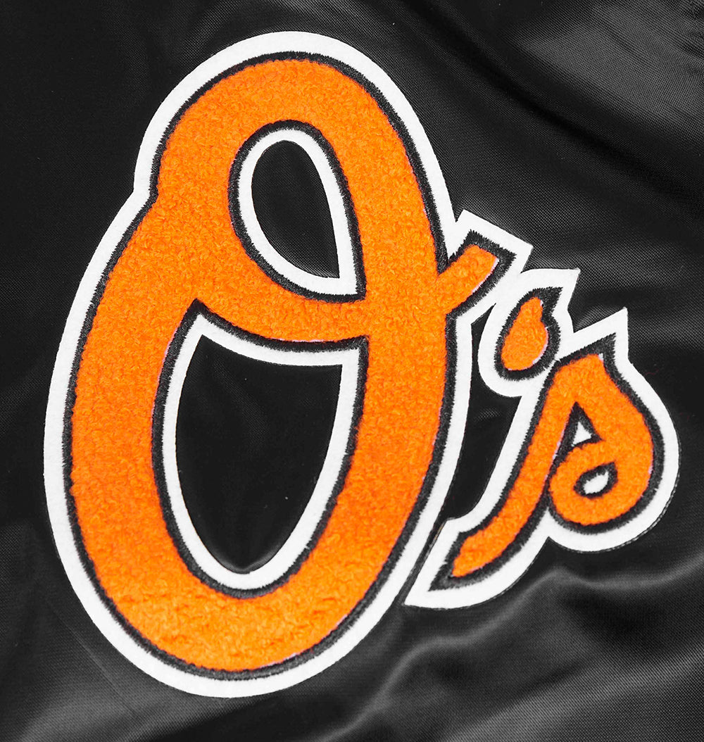 MLB BALTIMORE ORIOLES OLD ENGLISH BLOUSON EN SATIN À BORDS CÔTELÉS POUR HOMME (NOIR/ORANGE)