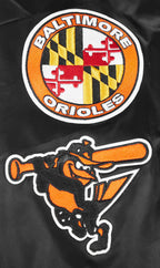 MLB BALTIMORE ORIOLES OLD ENGLISH BLOUSON EN SATIN À BORDS CÔTELÉS POUR HOMME (NOIR/ORANGE)