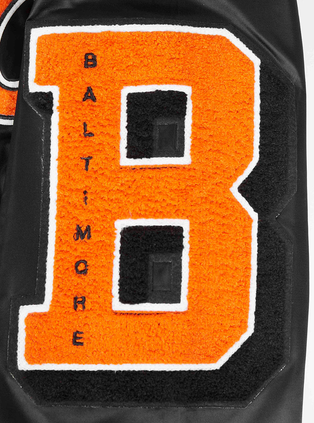 MLB BALTIMORE ORIOLES OLD ENGLISH BLOUSON EN SATIN À BORDS CÔTELÉS POUR HOMME (NOIR/ORANGE)