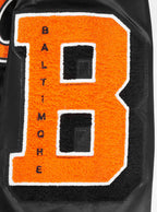 MLB BALTIMORE ORIOLES OLD ENGLISH BLOUSON EN SATIN À BORDS CÔTELÉS POUR HOMME (NOIR/ORANGE)