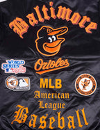 MLB BALTIMORE ORIOLES OLD ENGLISH BLOUSON EN SATIN À BORDS CÔTELÉS POUR HOMME (NOIR/ORANGE)