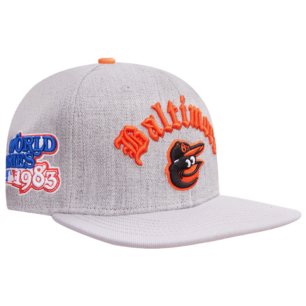 MLB BALTIMORE ORIOLES OLD ENGLISH UNISEX 6 PANEL LEATHER STRAPBACK (HEATHER GREY)