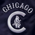 MLB CHICAGO CUBS RETRO CLASSIC BLOUSON EN SATIN À BORDS CÔTELÉS POUR HOMME (MARINE MINUIT)