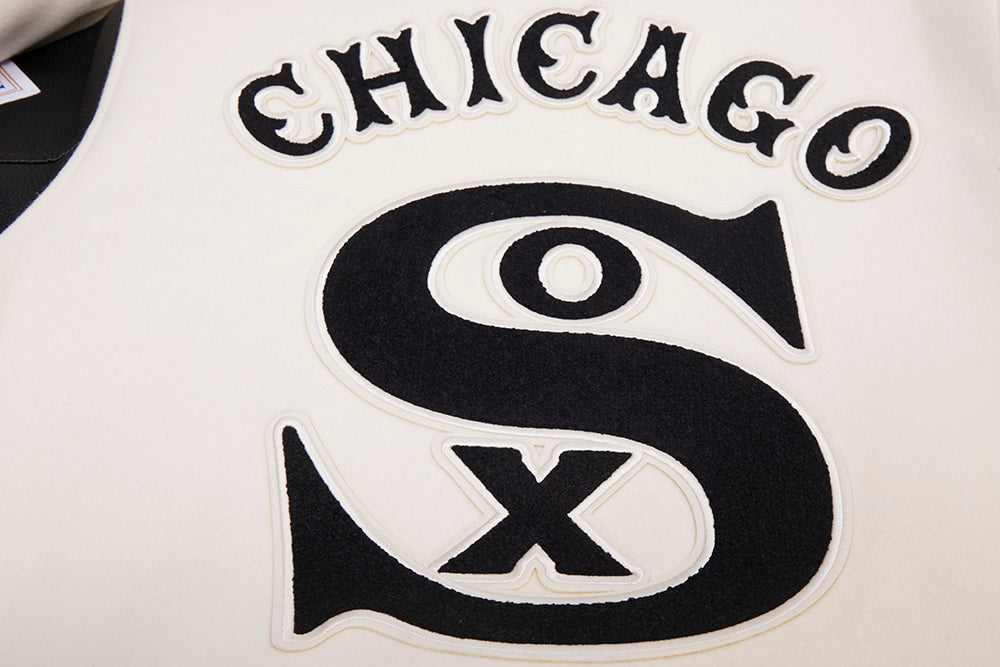 MLB CHICAGO WHITE SOX RETRO CLASSIC BLOUSON COLLÉGIAL EN LAINE À BORDS CÔTELÉS POUR HOMME (COQUILLE D'ŒUF/NOIR)
