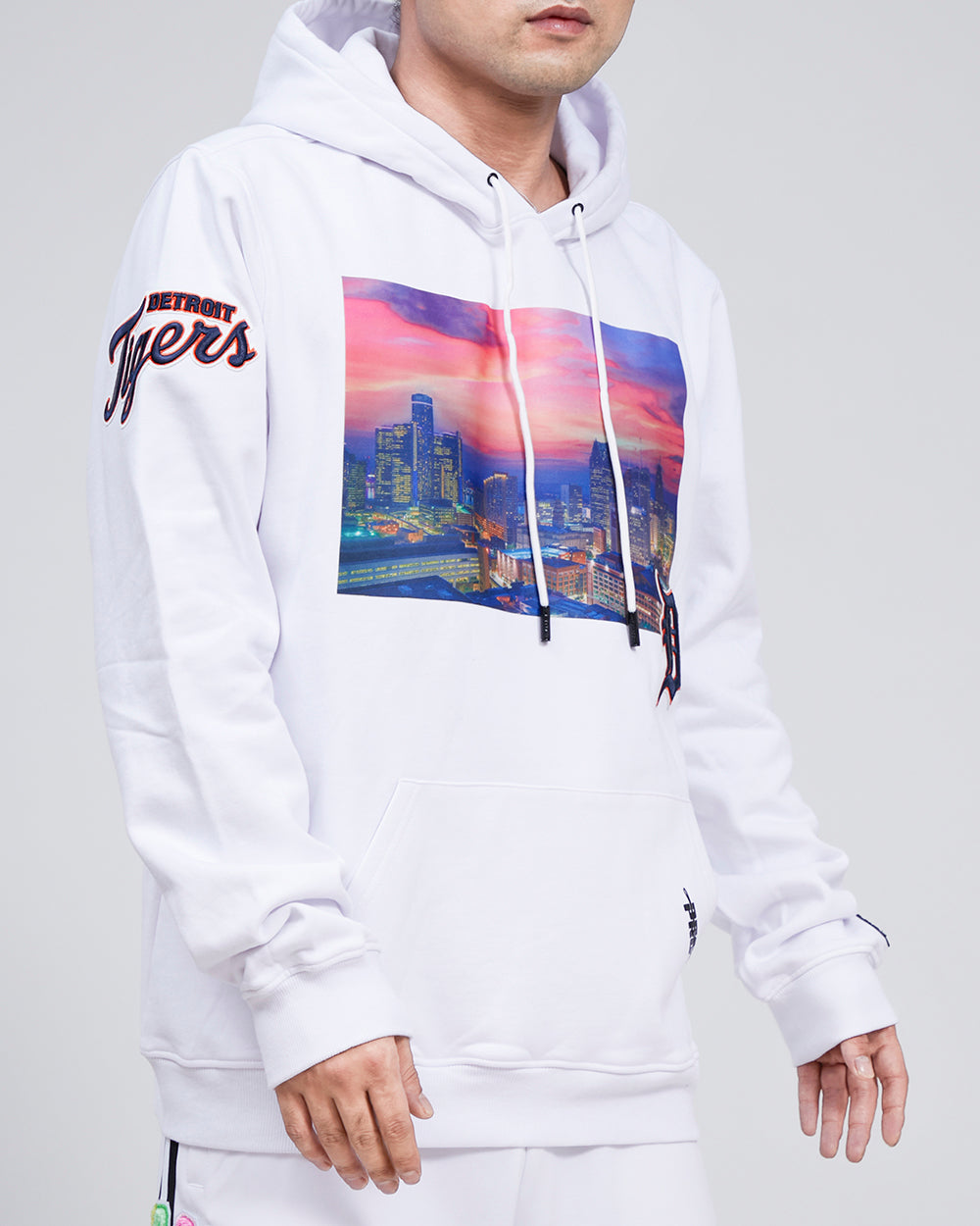 MLB DETROIT TIGERS CITY SCAPE MEN'S PULLOVER HOODIE (WHITE)