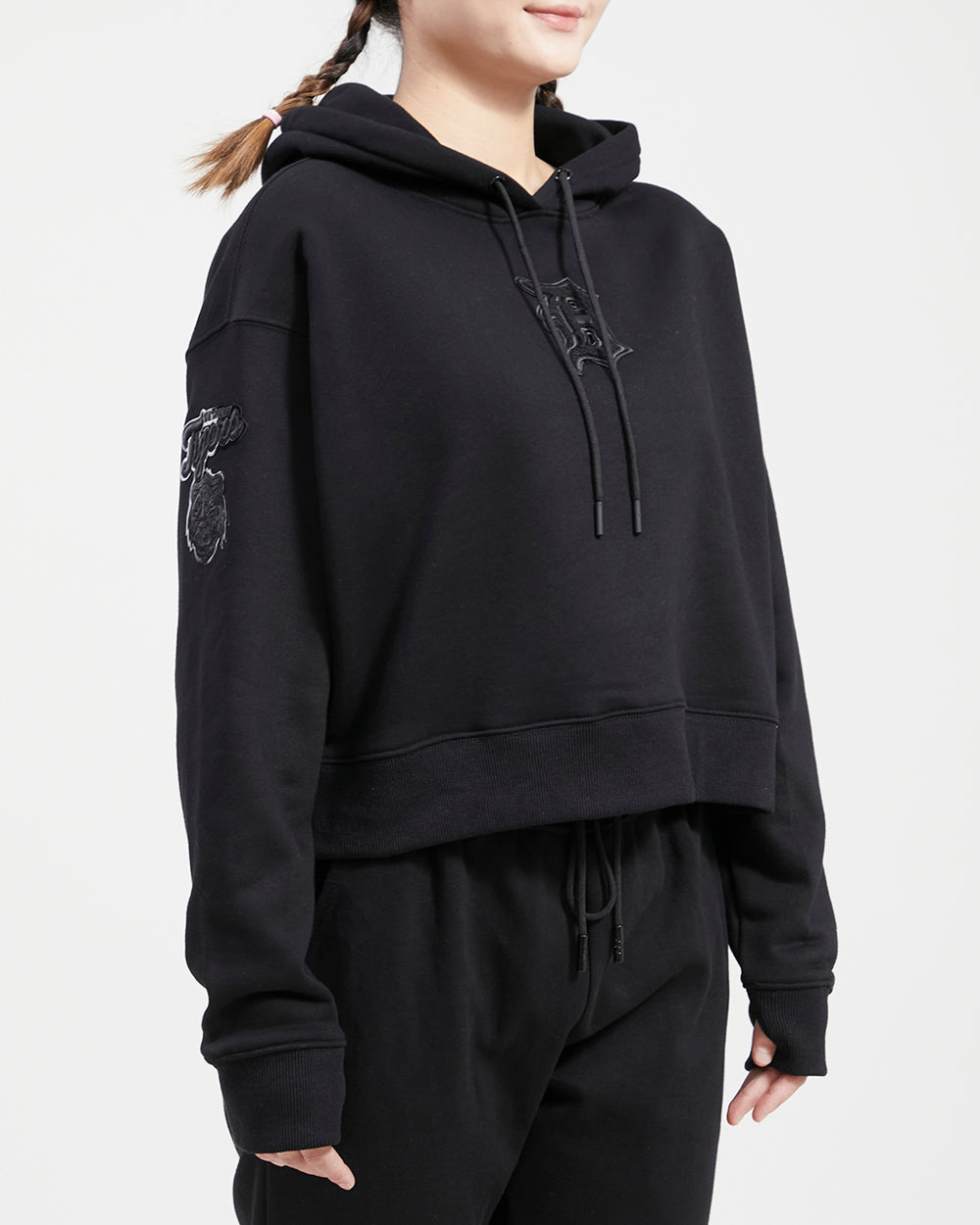 MLB DETROIT TIGERS TRIPLE BLACK WOMEN'S CROPPED PULLOVER HOODIE (TRIPLE BLACK)