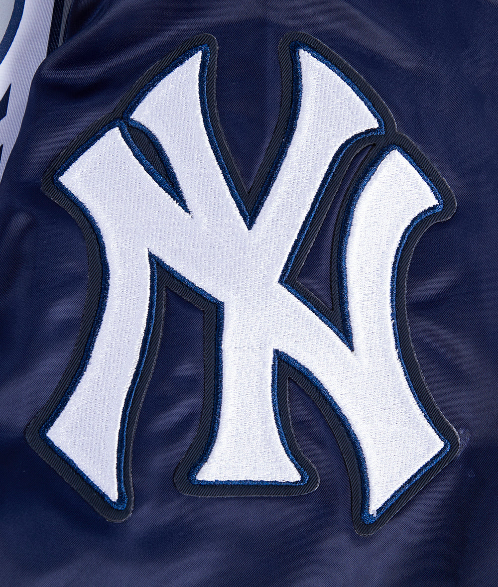 MLB NEW YORK YANKEES SCRIPT TAIL BLOUSON EN SATIN À BORDS CÔTELÉS POUR HOMME (MARINE MINUIT)