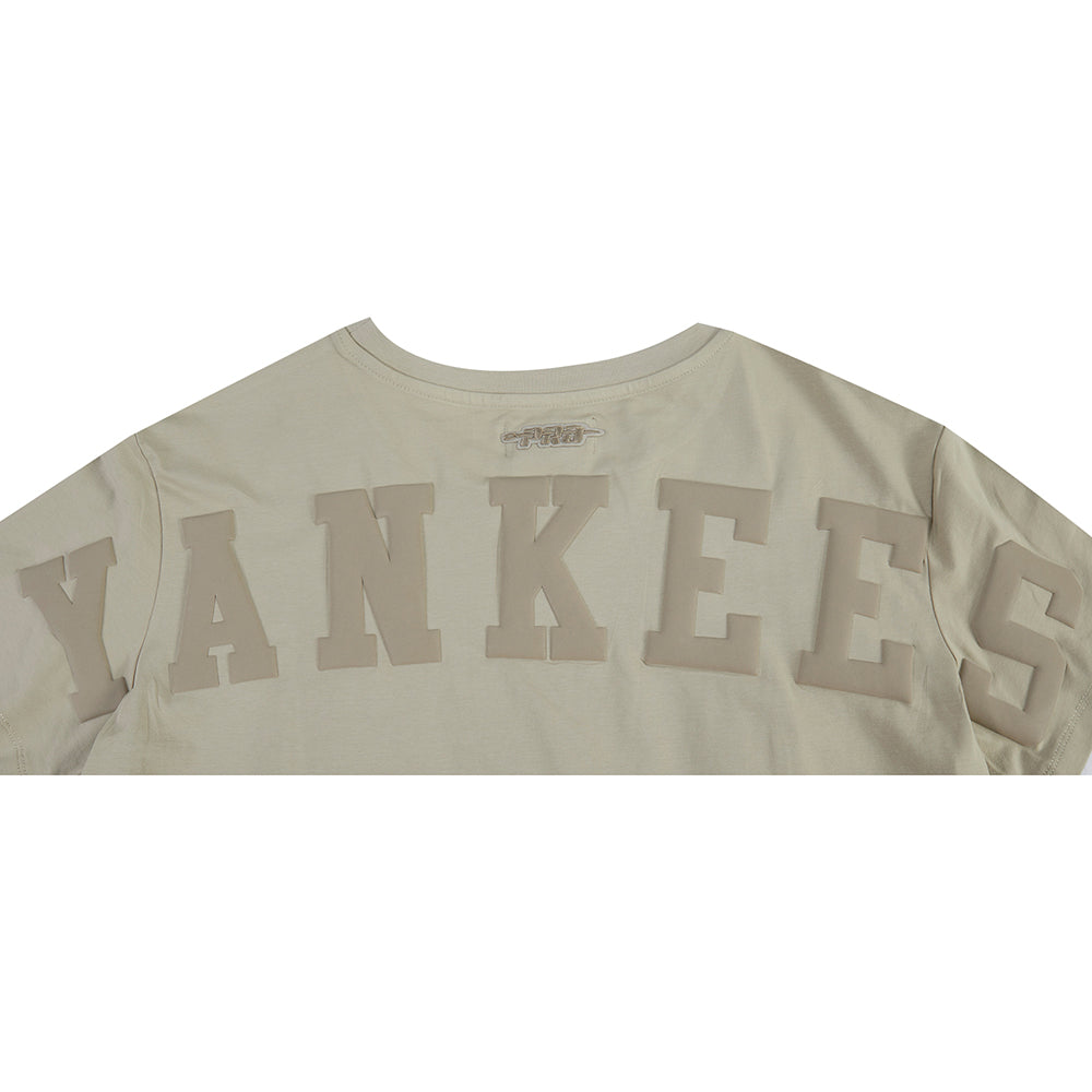 MLB NEW YORK YANKEES WINGSPAN T-SHIRT EN JERSEY SIMPLE À COUPE CARRÉE POUR FEMME (TAUPE)