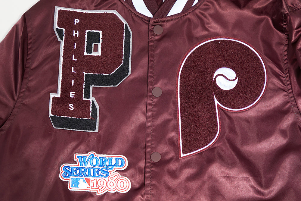 MLB PHILADELPHIA PHILLIES MASH UP BLOUSON RÉTRO EN SATIN À BORDS CÔTELÉS POUR HOMME (LIE-DE-VIN)