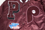 MLB PHILADELPHIA PHILLIES MASH UP BLOUSON RÉTRO EN SATIN À BORDS CÔTELÉS POUR HOMME (LIE-DE-VIN)