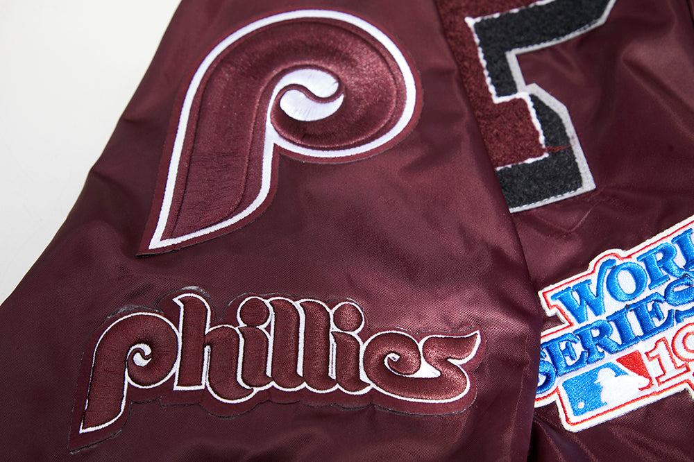 MLB PHILADELPHIA PHILLIES MASH UP BLOUSON RÉTRO EN SATIN À BORDS CÔTELÉS POUR HOMME (LIE-DE-VIN)