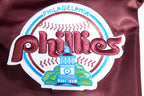 MLB PHILADELPHIA PHILLIES MASH UP BLOUSON RÉTRO EN SATIN À BORDS CÔTELÉS POUR HOMME (LIE-DE-VIN)