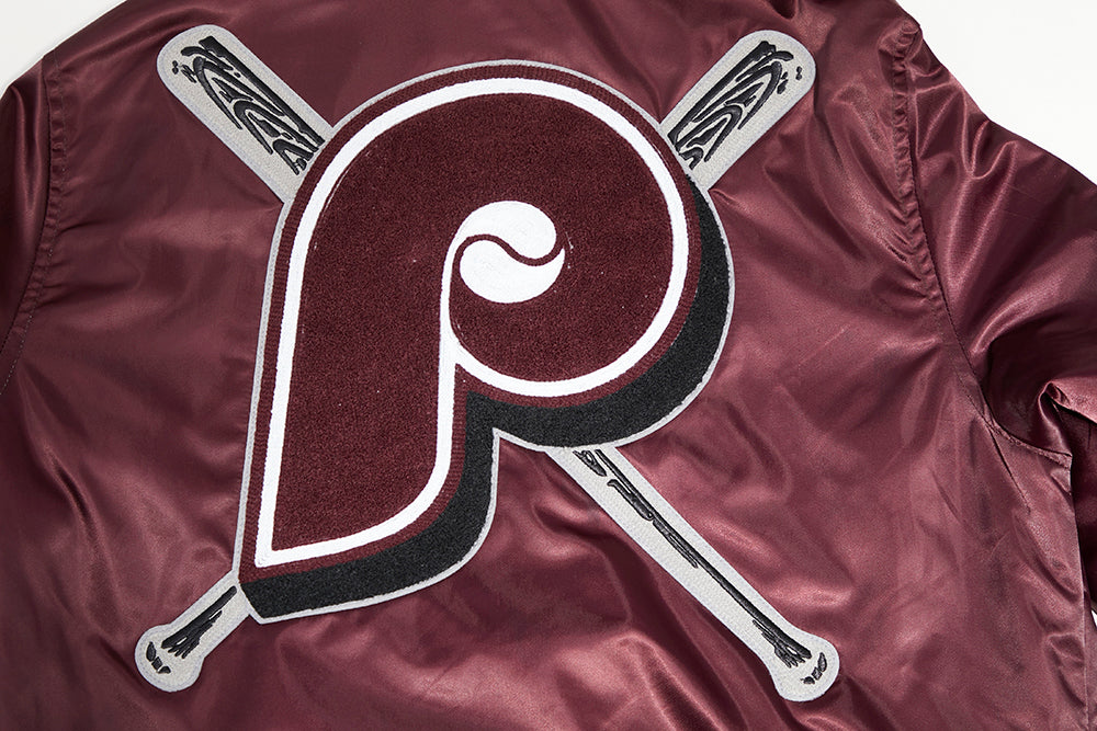 MLB PHILADELPHIA PHILLIES MASH UP BLOUSON RÉTRO EN SATIN À BORDS CÔTELÉS POUR HOMME (LIE-DE-VIN)