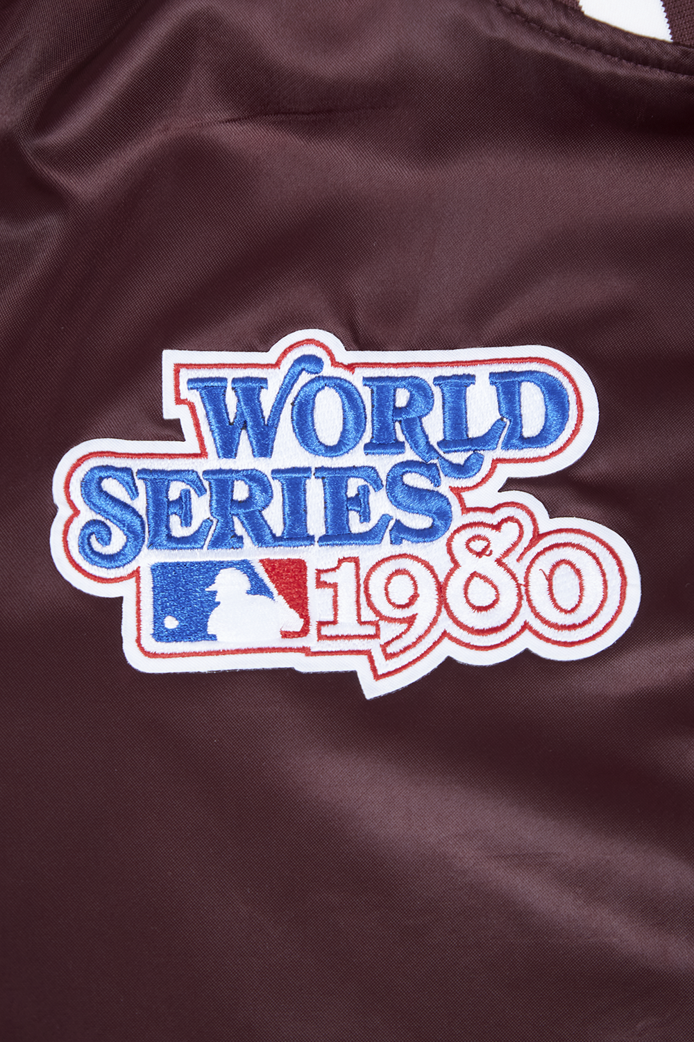 MLB PHILADELPHIA PHILLIES MASH UP BLOUSON RÉTRO EN SATIN À BORDS CÔTELÉS POUR FEMME (LIE-DE-VIN)