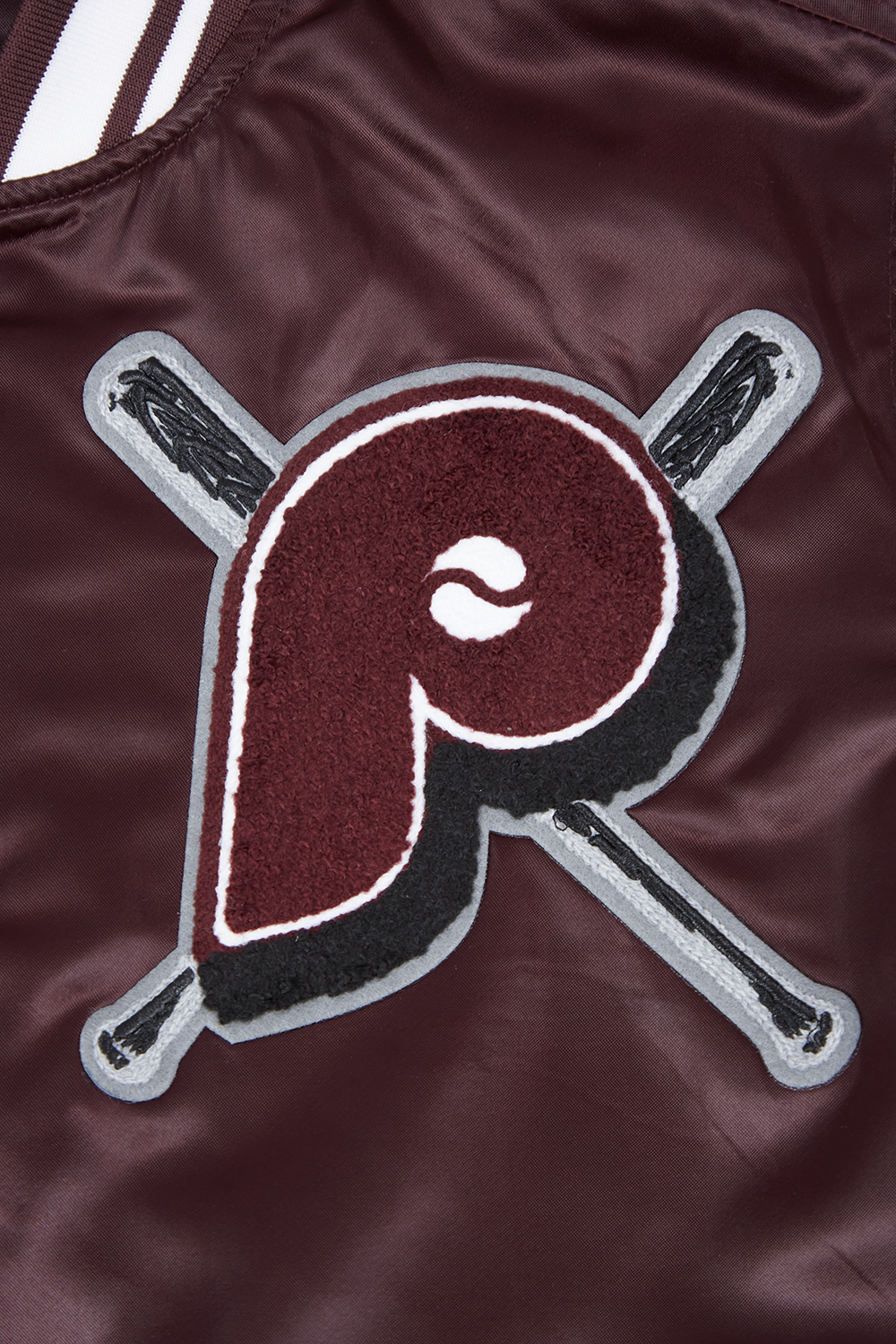 MLB PHILADELPHIA PHILLIES MASH UP BLOUSON RÉTRO EN SATIN À BORDS CÔTELÉS POUR FEMME (LIE-DE-VIN)