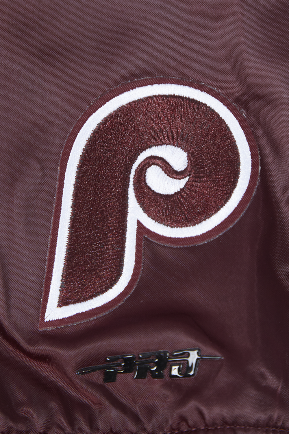 MLB PHILADELPHIA PHILLIES MASH UP BLOUSON RÉTRO EN SATIN À BORDS CÔTELÉS POUR FEMME (LIE-DE-VIN)