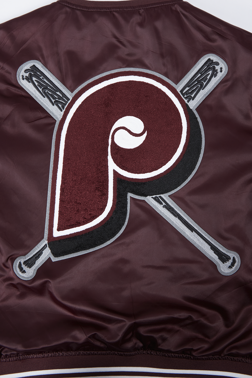 MLB PHILADELPHIA PHILLIES MASH UP BLOUSON RÉTRO EN SATIN À BORDS CÔTELÉS POUR FEMME (LIE-DE-VIN)