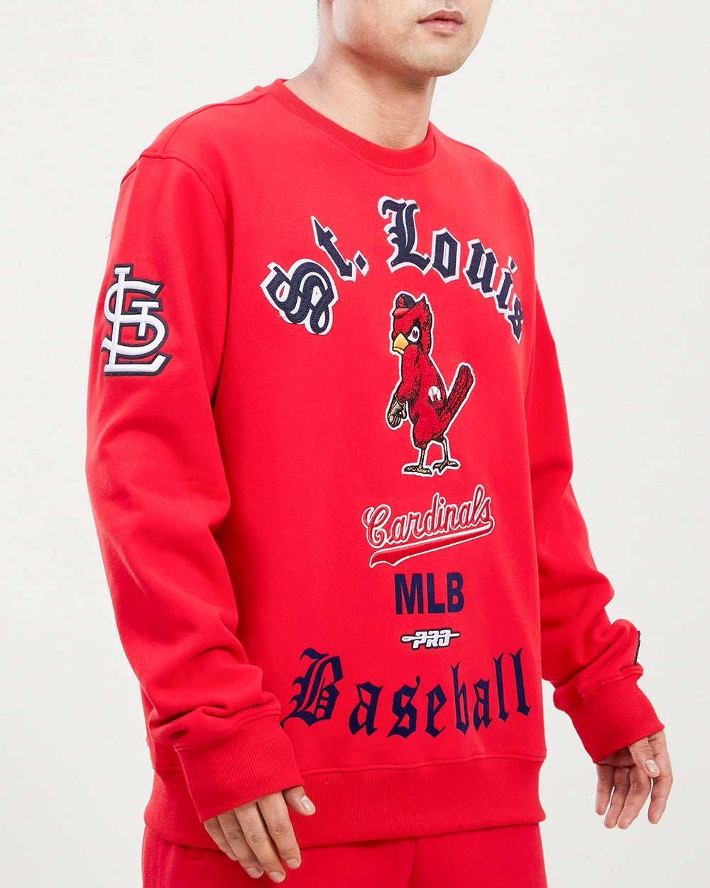 MLB ST. LOUIS CARDINALS OLD ENGLISH MEN'S FLC CREWNECK (RED)