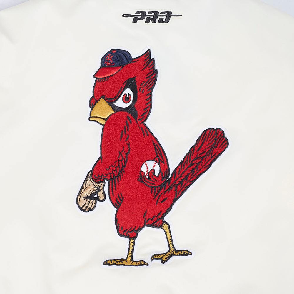 MLB ST. LOUIS CARDINALS RETRO CLASSIC BLOUSON EN SATIN À BORDS CÔTELÉS POUR FEMME (COQUILLE D'ŒUF/BLEU UNIVERSITÉ)