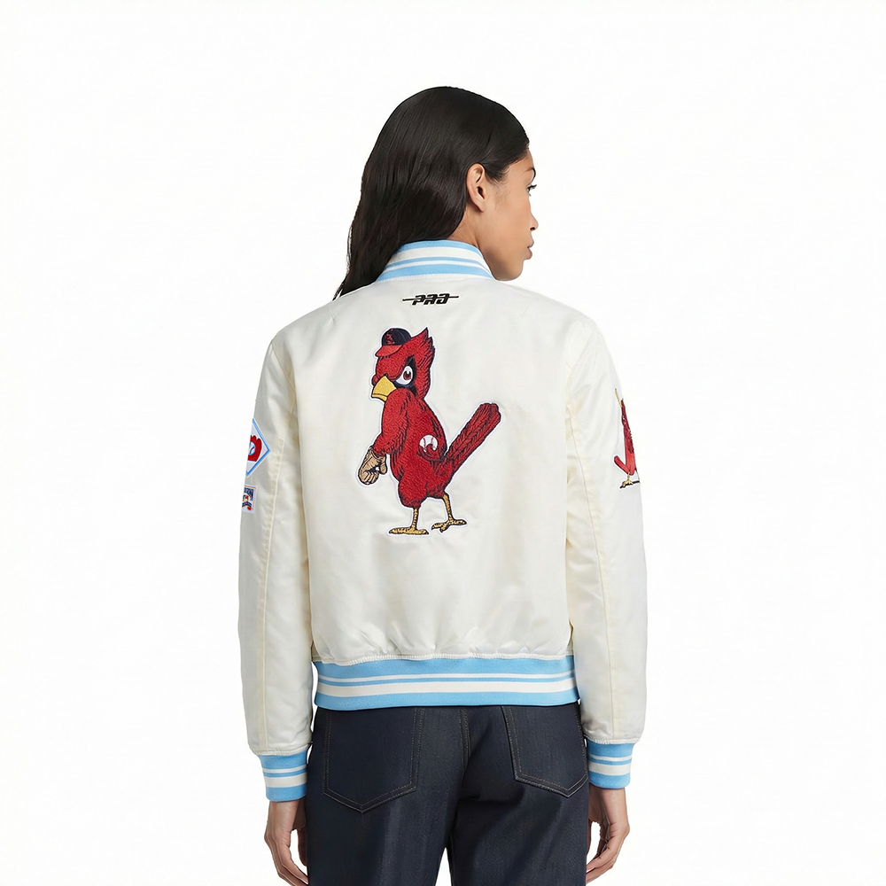MLB ST. LOUIS CARDINALS RETRO CLASSIC BLOUSON EN SATIN À BORDS CÔTELÉS POUR FEMME (COQUILLE D'ŒUF/BLEU UNIVERSITÉ)