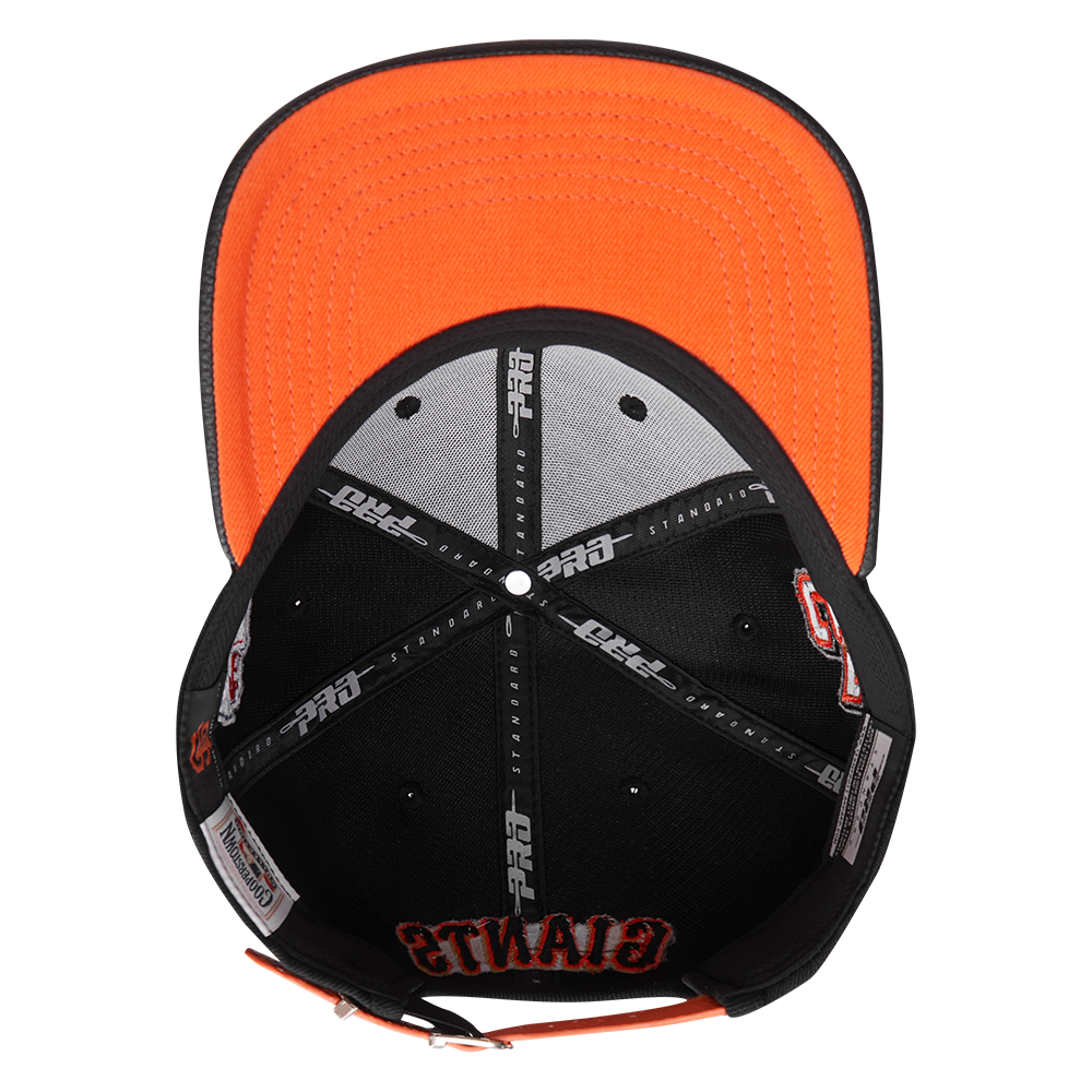 MLB SAN FRANCISCO GIANTS OLD ENGLISH CASQUETTE STRAPBACK EN CUIR À SIX PANNEAUX POUR UNISEXE (NOIR)