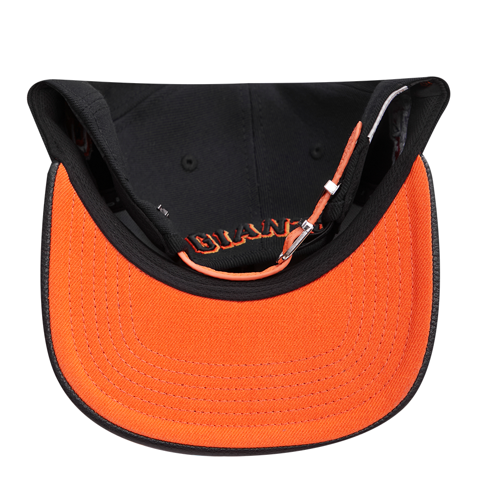 MLB SAN FRANCISCO GIANTS OLD ENGLISH CASQUETTE STRAPBACK EN CUIR À SIX PANNEAUX POUR UNISEXE (NOIR)