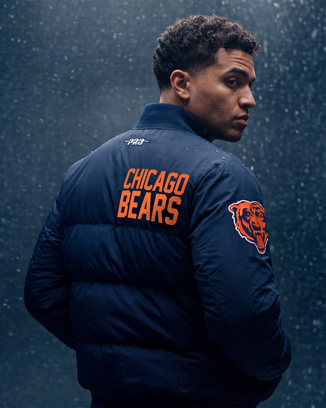 NFL CHICAGO BEARS MEN'S PUFFER JACKET (MIDNIGHT NAVY) lifestyle